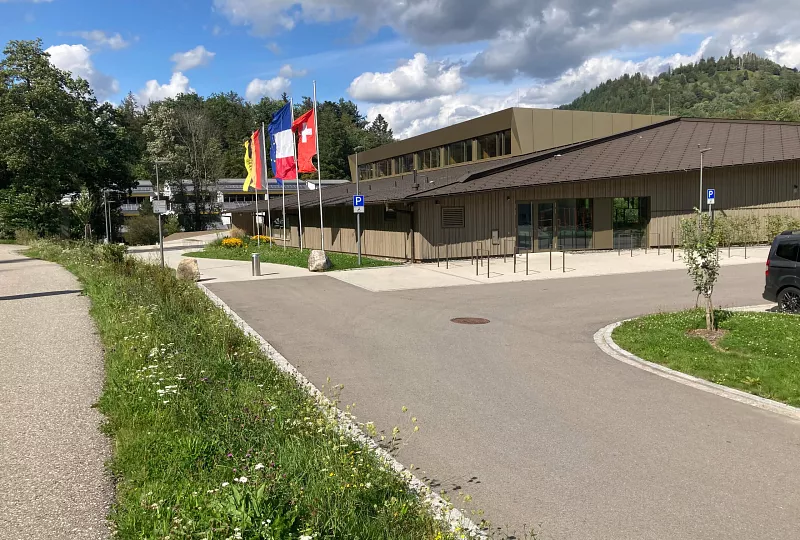 Mehrzweckhalle Schönau Zufahrt und Außenanlage