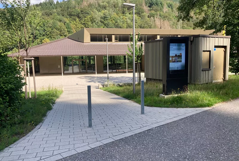 Mehrzweckhalle Schönau Zufahrt und Außenanlage