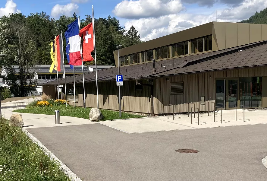 Neue Mehrzweckhalle in Schönau im Schwarzwald, Zufahrt und Außenanlage